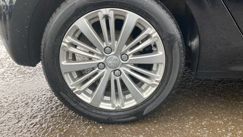 Peugeot 208 1.2 PureTech 82 Signature 5dr [Start Stop] Petrol Hatchback